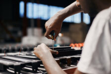 Praca przy demontażu sprzętu elektronicznego