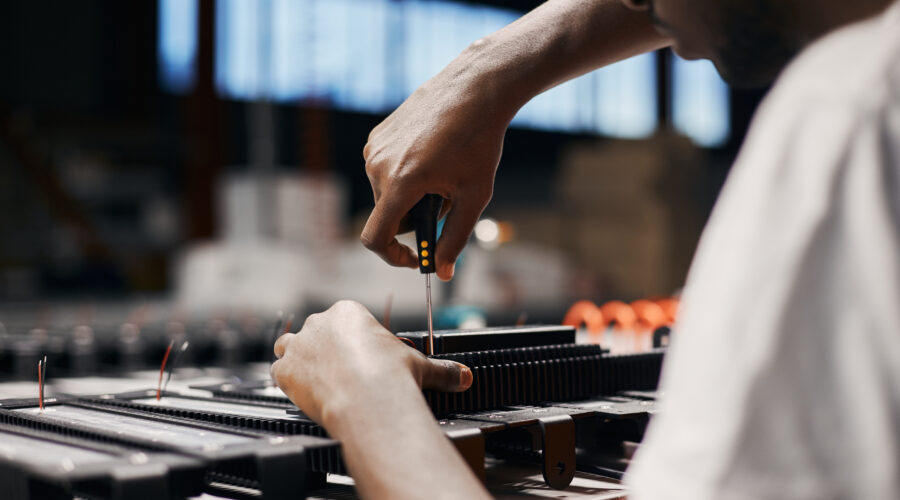 Praca przy demontażu sprzętu elektronicznego